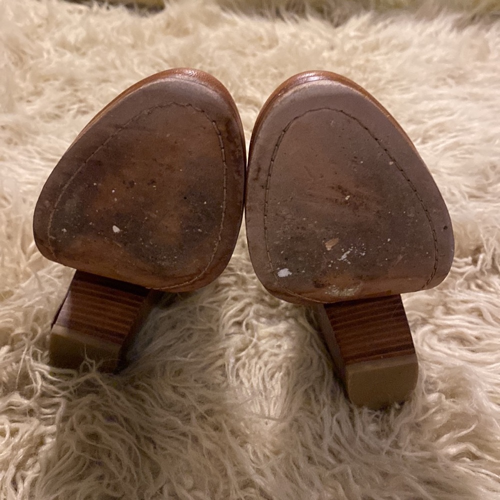 Coach tan leather with woven portion on the heel size 7 - Picture 5 of 7